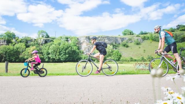 Famille à vélo le long de la pelouse calcaire de Circourt-sur-Mouzon