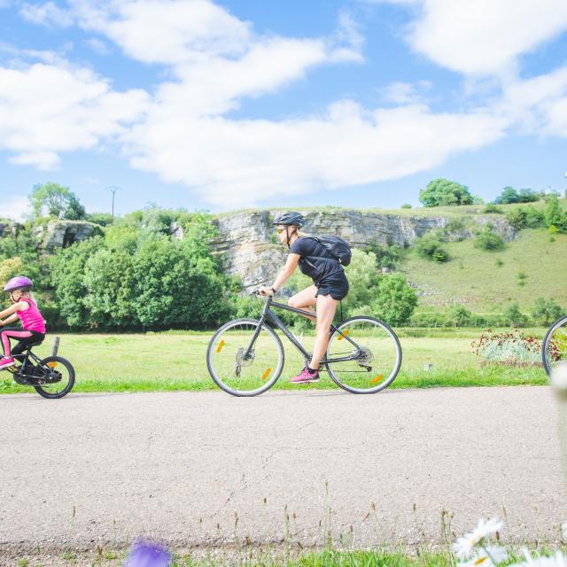 Famille à vélo le long de la pelouse calcaire de Circourt-sur-Mouzon