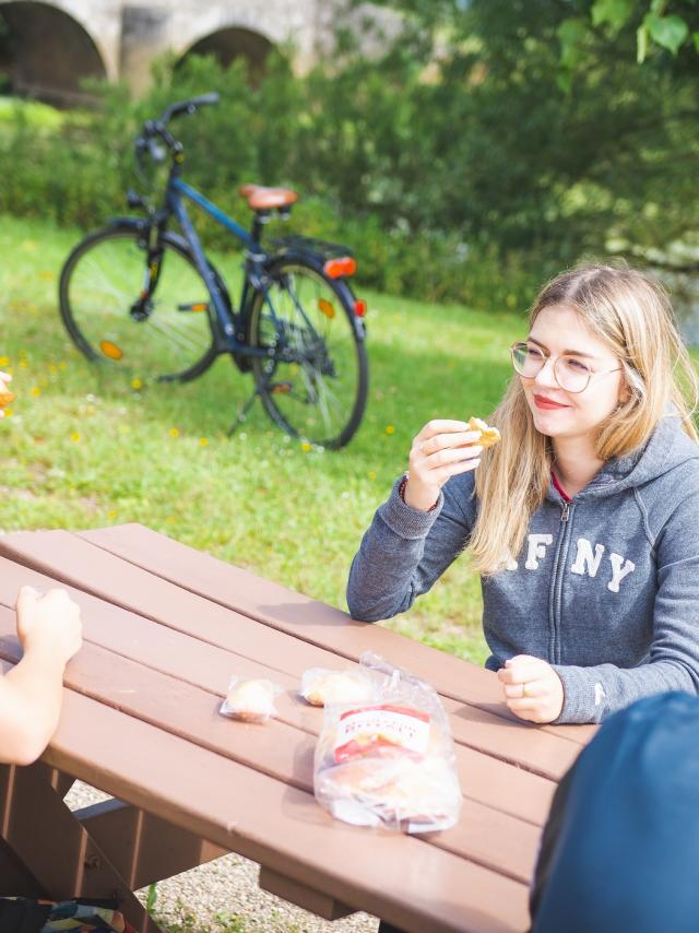 Pause goûter à Frebécourt le long de la Meuse