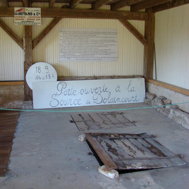 Intérieur du pavillon de la source de Sarmery